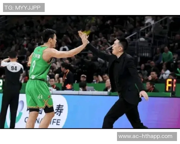 杨鸣工作室力挺遭驱逐的2T：勇于表达与行动的精神值得赞赏